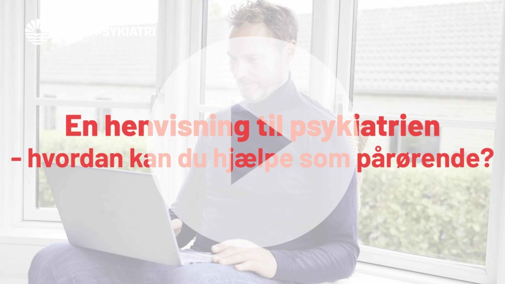 Mand sidder ved et vindue og arbejder på en bærbar computer. Tekst på billedet: "Henvisning til psykiatri – sådan kan du hjælpe som pårørende."
