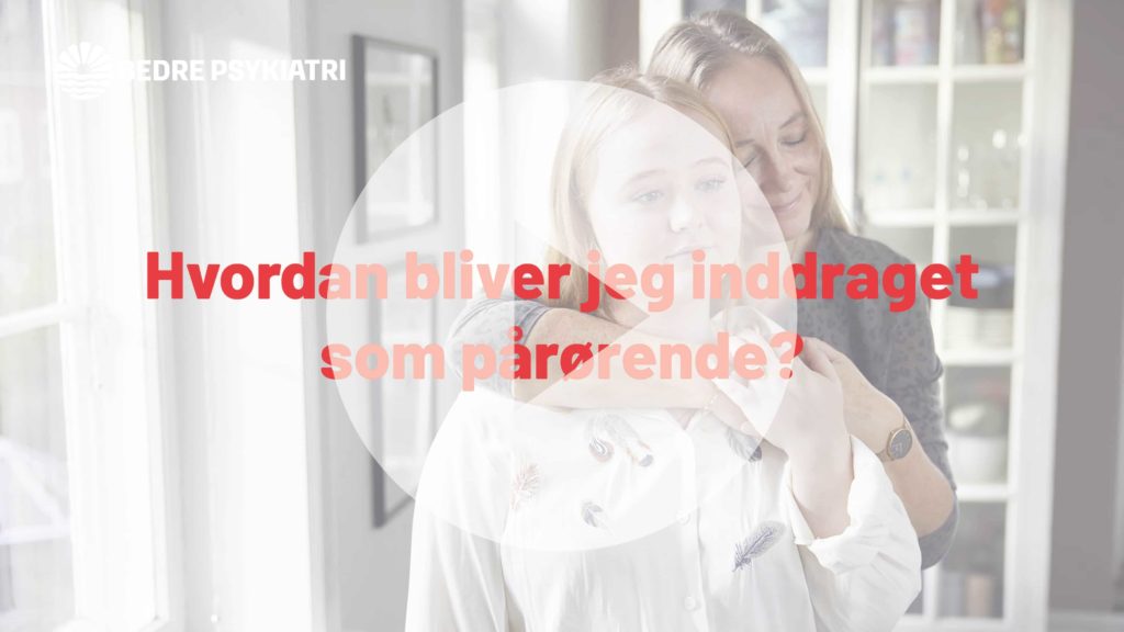 kvinder krammer i et hjemligt miljø, med teksten: "Hvordan bliver jeg inddraget som pårørende?" skrevet ovenpå billedet.