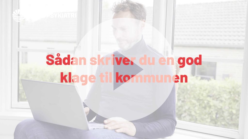 Mand sidder med en bærbar computer ved et vindue. Teksten siger: “Sådan skriver du en god klage til kommunen.”
