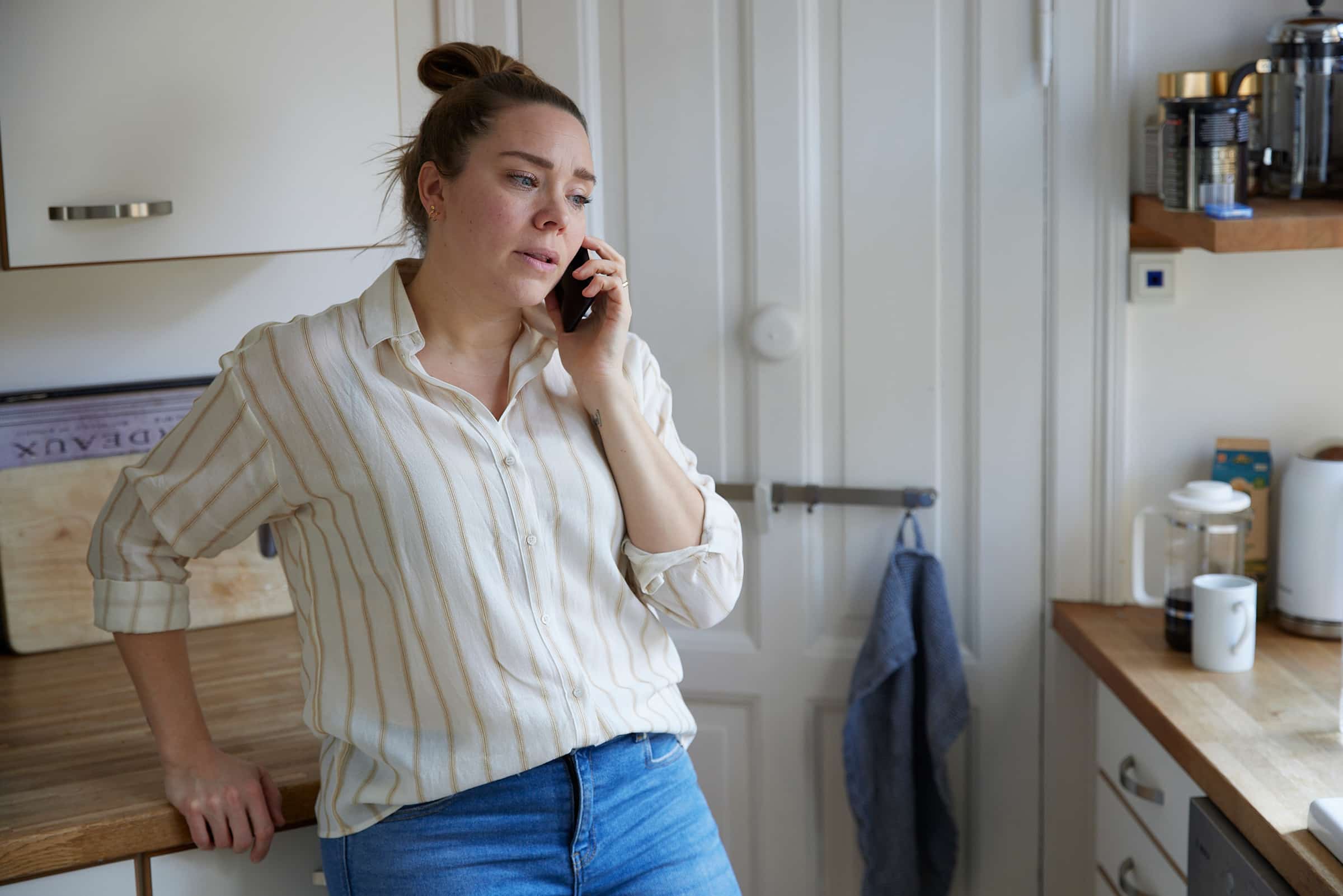 Kvinde taler i telefon med en læge