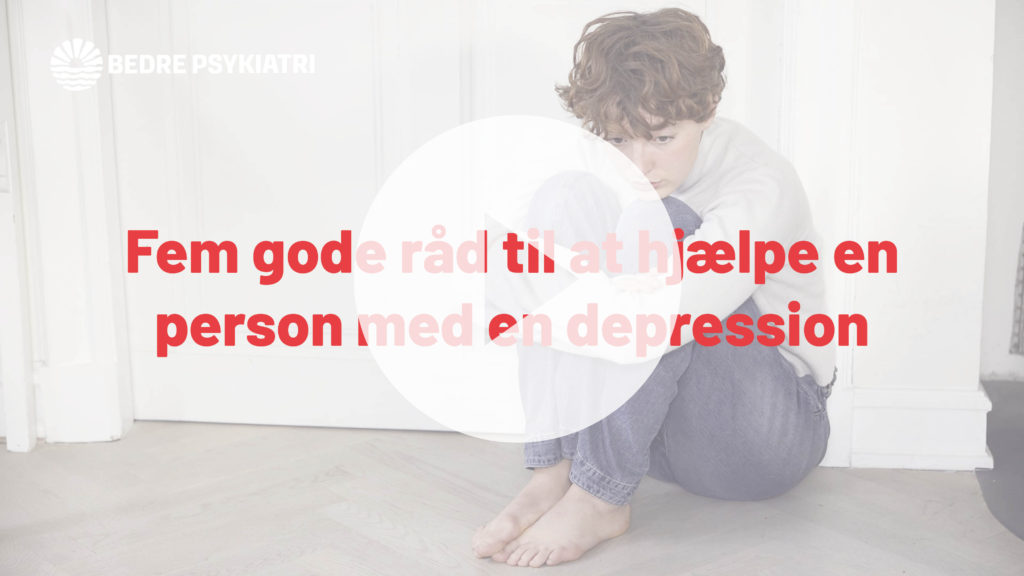 trist barn sidder på gulvet med bøjet hoved, teksten siger: "10 gode råd til at hjælpe en person med en depression."