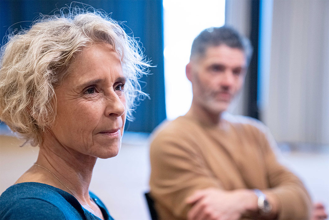 Forældre sidder lyttende og kigger på taler