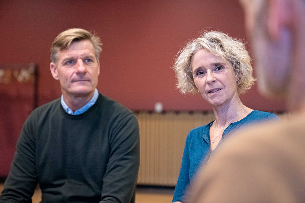 Deltagere i samtalegruppe lytter til en fortælle