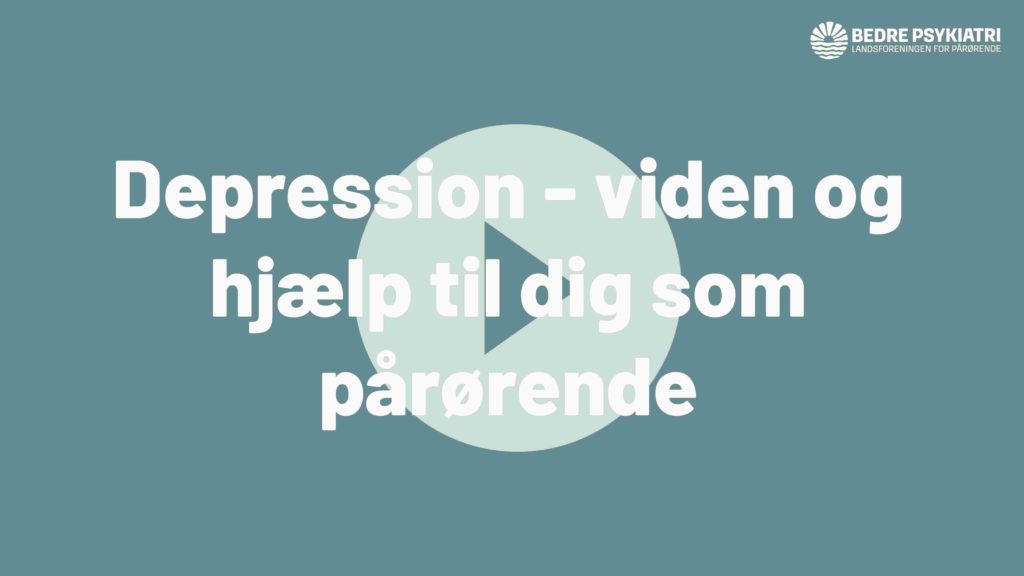Tekst på blå baggrund: "Depression – viden og hjælp til dig som pårørende", med en stor play-knap bag teksten.