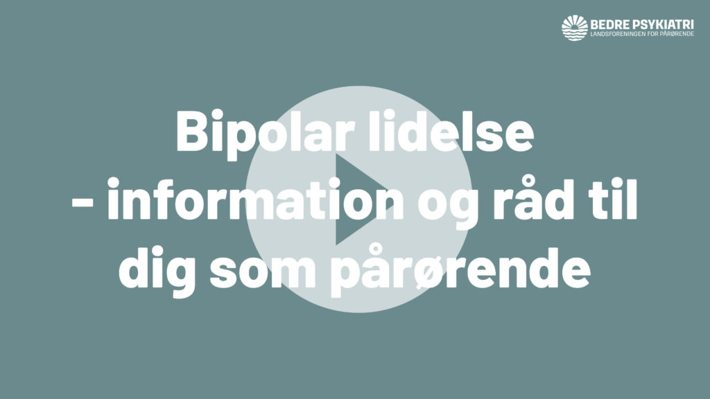 Tekstbillede med besked: "Bipolar lidelse information og råd dig som pårørende" på grøn baggrund med en stor play-ikon bag teksten.