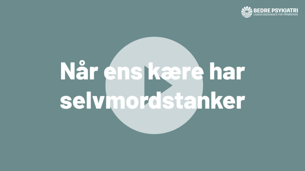 Teksten "Når ens kære har selvmordstanker" står foran en stor, gennemsigtig play-knap på en blågrøn baggrund.