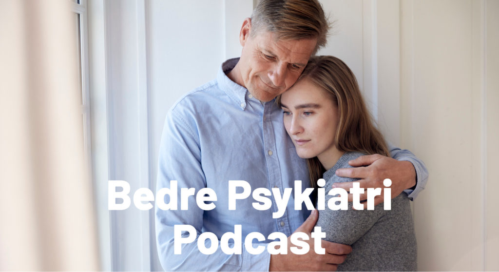 ældre mand krammer en yngre kvinde i et lyst rum. Teksten “Bedre Psykiatri Podcast” vises over billedet.