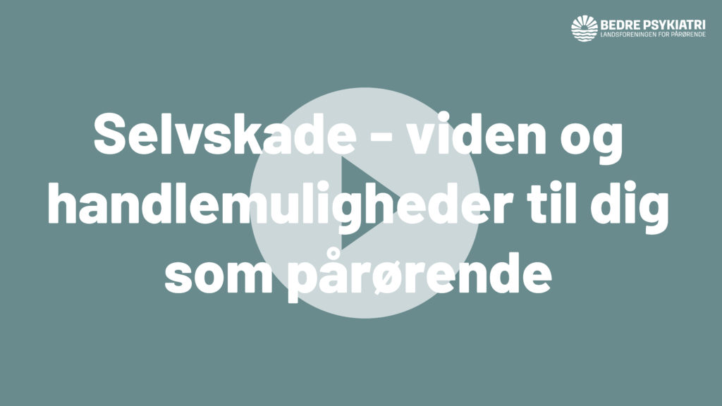 Tekst på grøn baggrund: "Selvskade – viden og handlemuligheder til dig som pårørende" med afspilningsikon bag teksten.