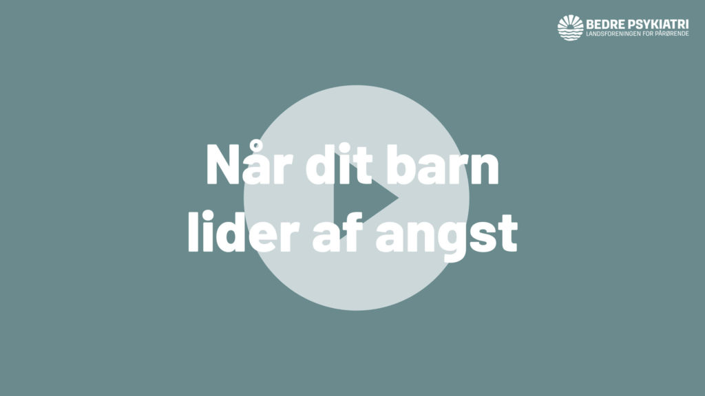 Tekst på grå baggrund: "Når dit barn lider af angst" med et play-ikon bag teksten.