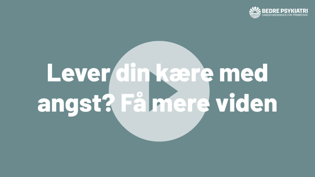 Tekst på grøn baggrund: "Lever din kære med angst? Få mere vid", med et stort play-ikon i midten.
