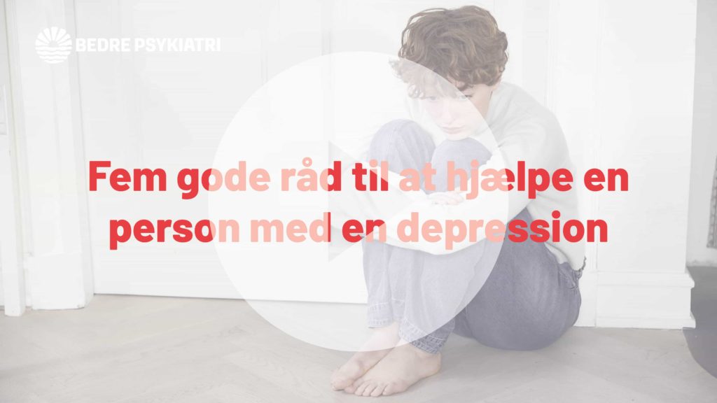 barn sidder på gulvet og krammer sine knæ, med tekst over billedet: "Fem gode råd til at hjælpe en person med en depression".