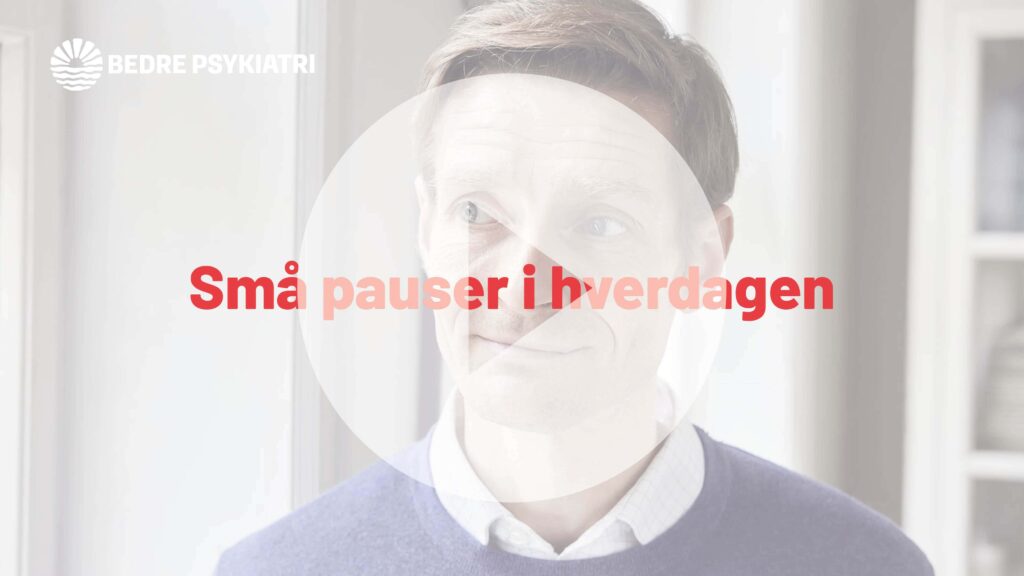 mand i blåt med teksten "må pauser i hverdagen" skrevet i rødt hen over billedet.