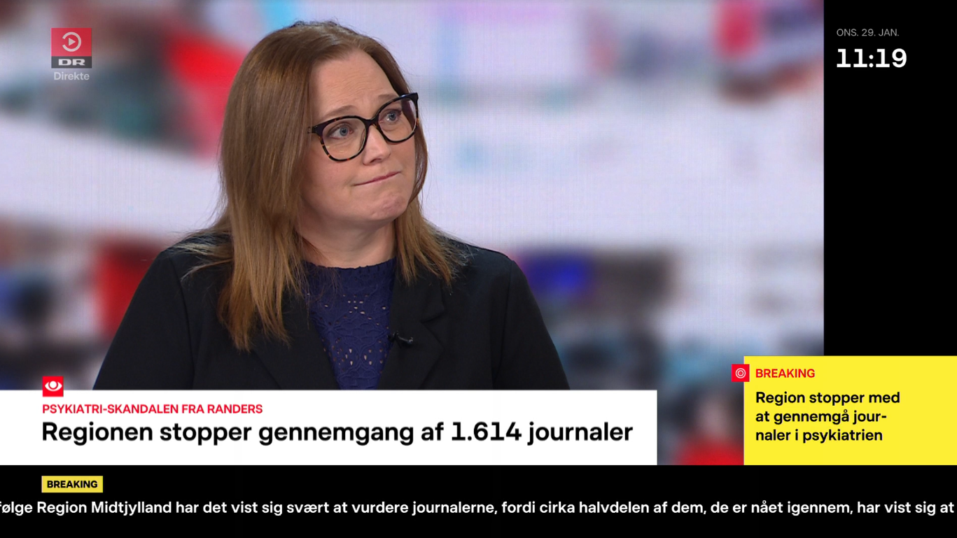Kvinde med briller interviewes i tv-studie om gennemgang af 1.614 journaler, ifølge tekst på skærmen.