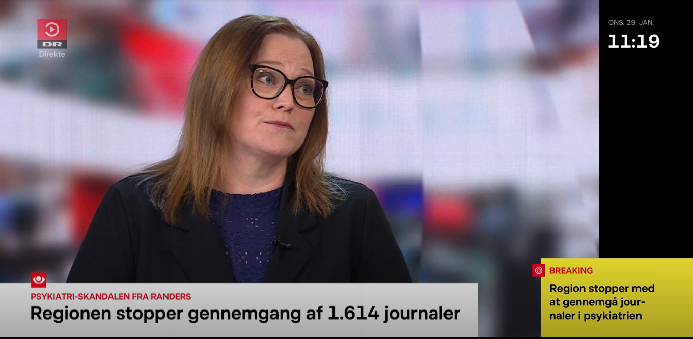 kvinde med briller taler i et tv-studie. Teksten på skærmen nævner gennemgang af 1.614 journaler.