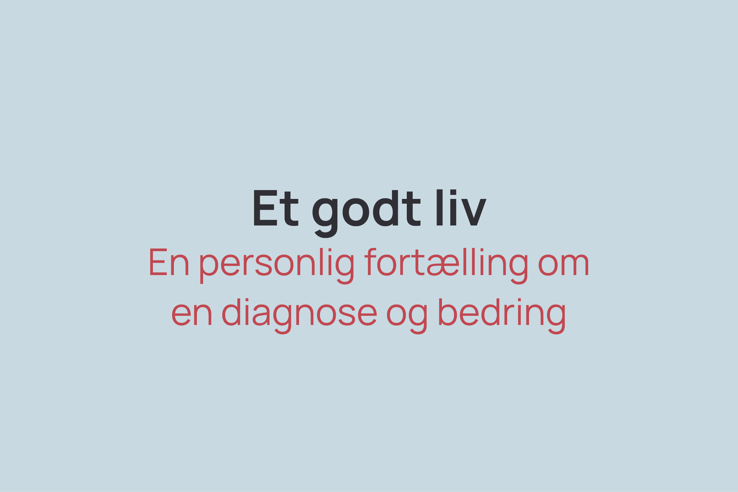 Lyseblå baggrund med tekst: "Et godt liv. En personlig fortælling om en diagnose og bedring" i sort og rød skrift.