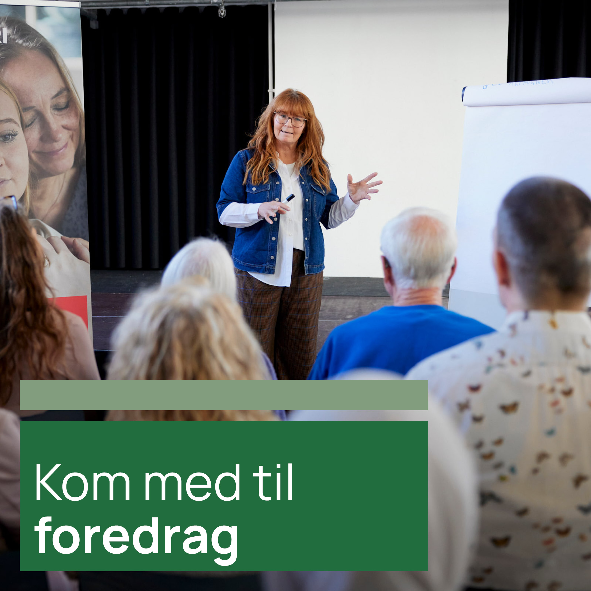 kvinde holder oplæg foran et publikum i et lokale. Teksten siger: "Kom med til foredrag".