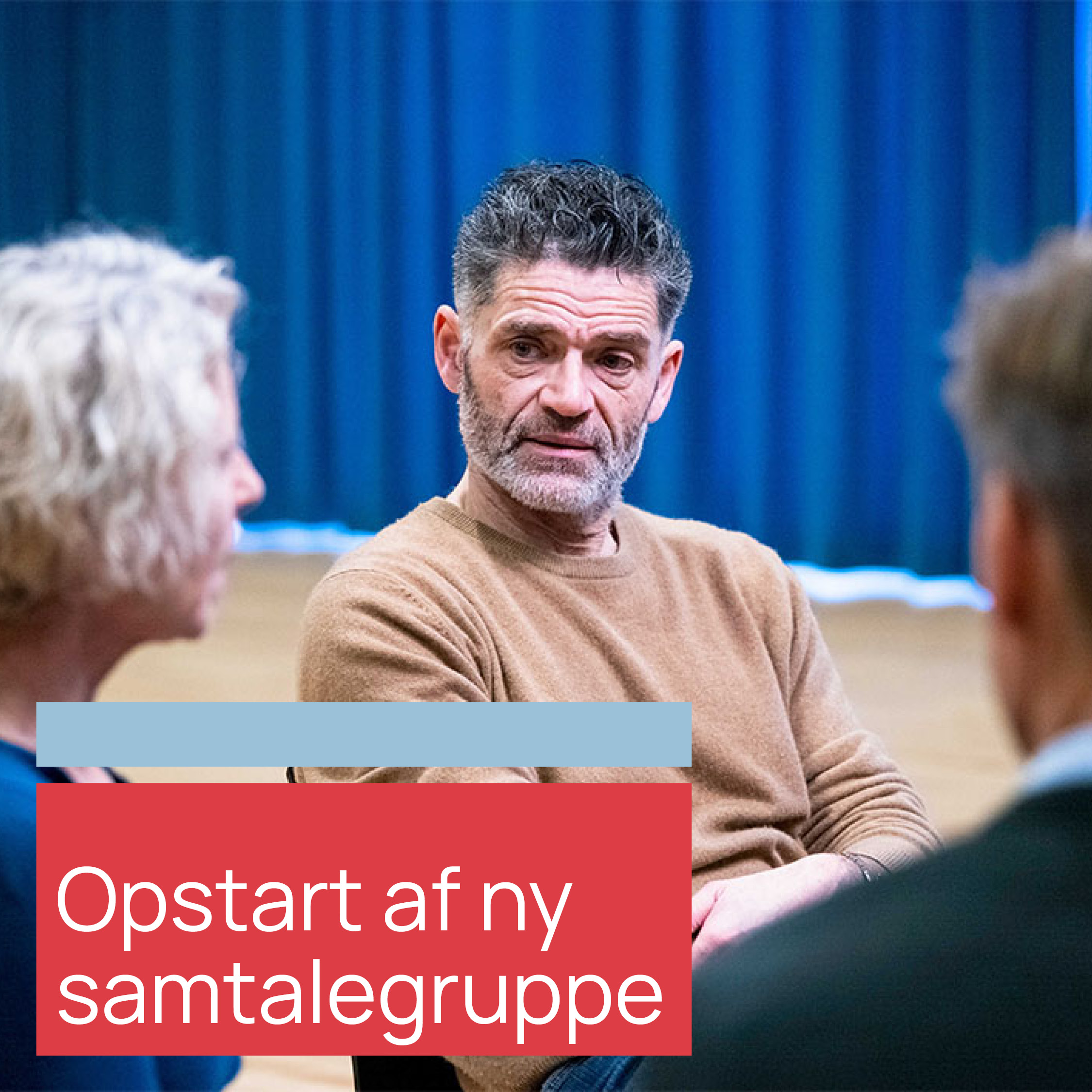 Tre personer sidder i en samtalegruppe, hvoraf én mand er i fokus. Teksten siger: "Opstart af ny samtalegruppe."