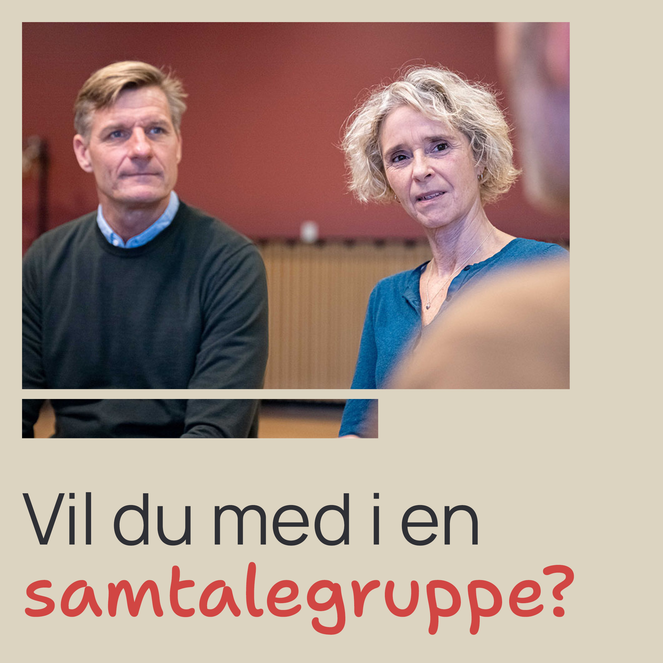personer sidder sammen og lytter opmærksomt til en tredje, uden for billedet. Teksten spørger: "Vil du med i en samtalegruppe?"
