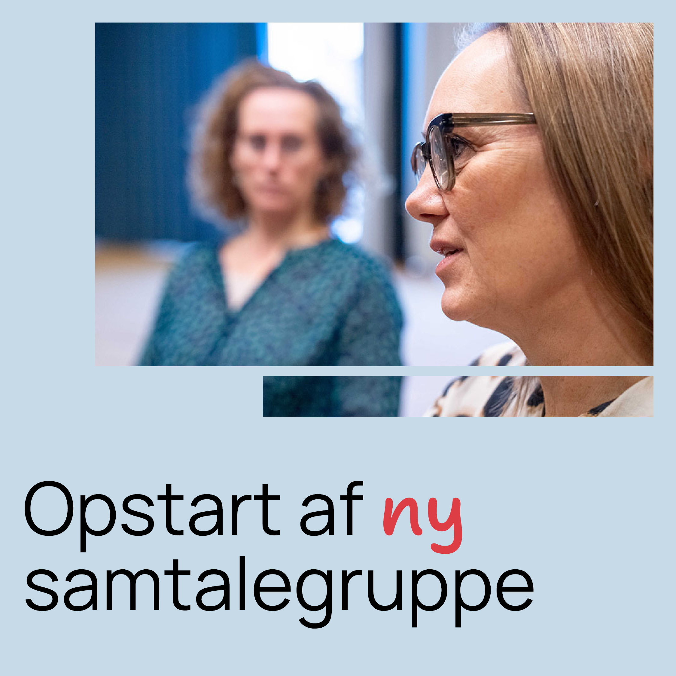 kvinder i samtale, fokus på én i forgrunden. Tekst: “Opstart af ny samtalegruppe” på lyseblå baggrund.
