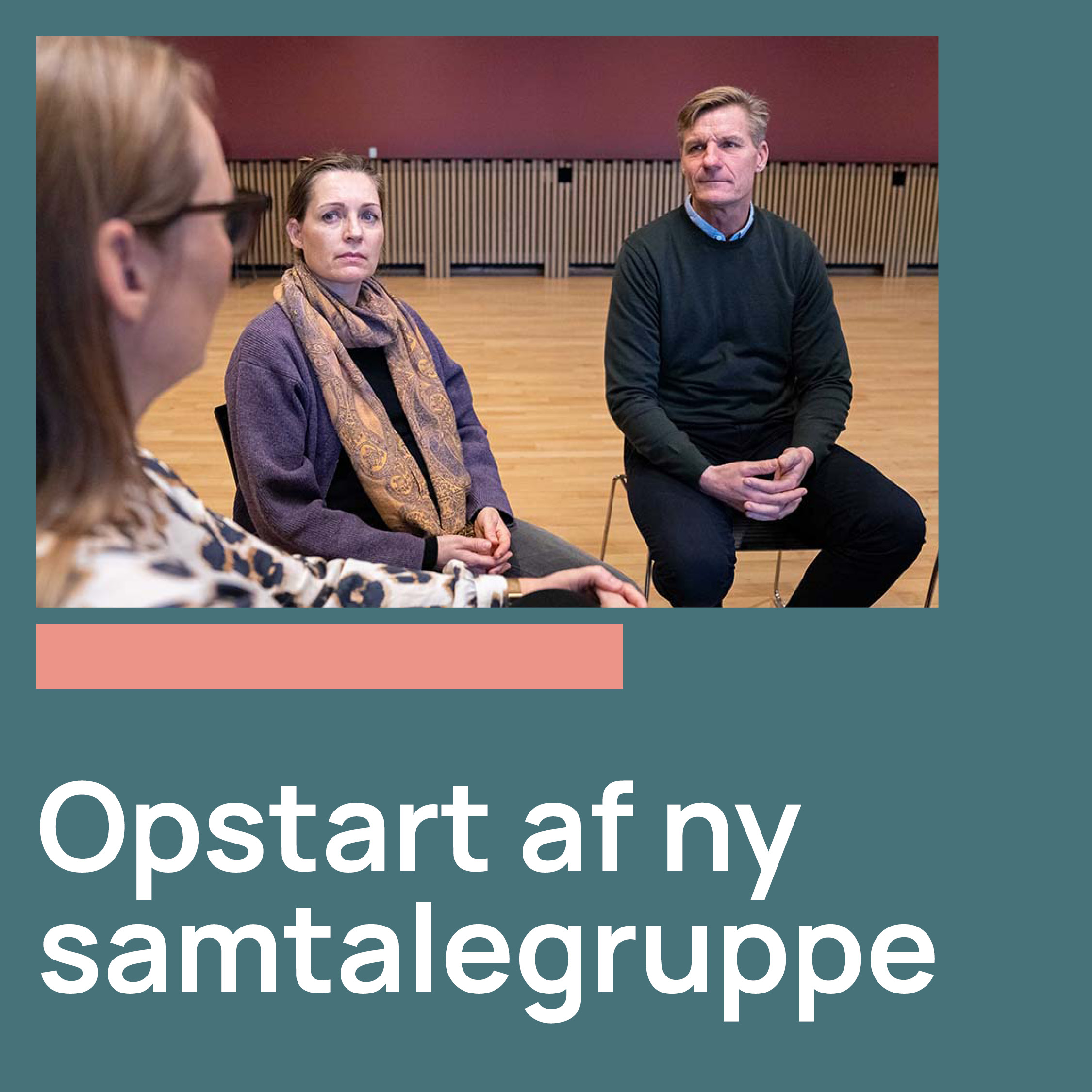 Tre voksne sidder i en cirkel i et lokale og taler sammen. Teksten på billedet siger: "Opstart af ny samtalegruppe."