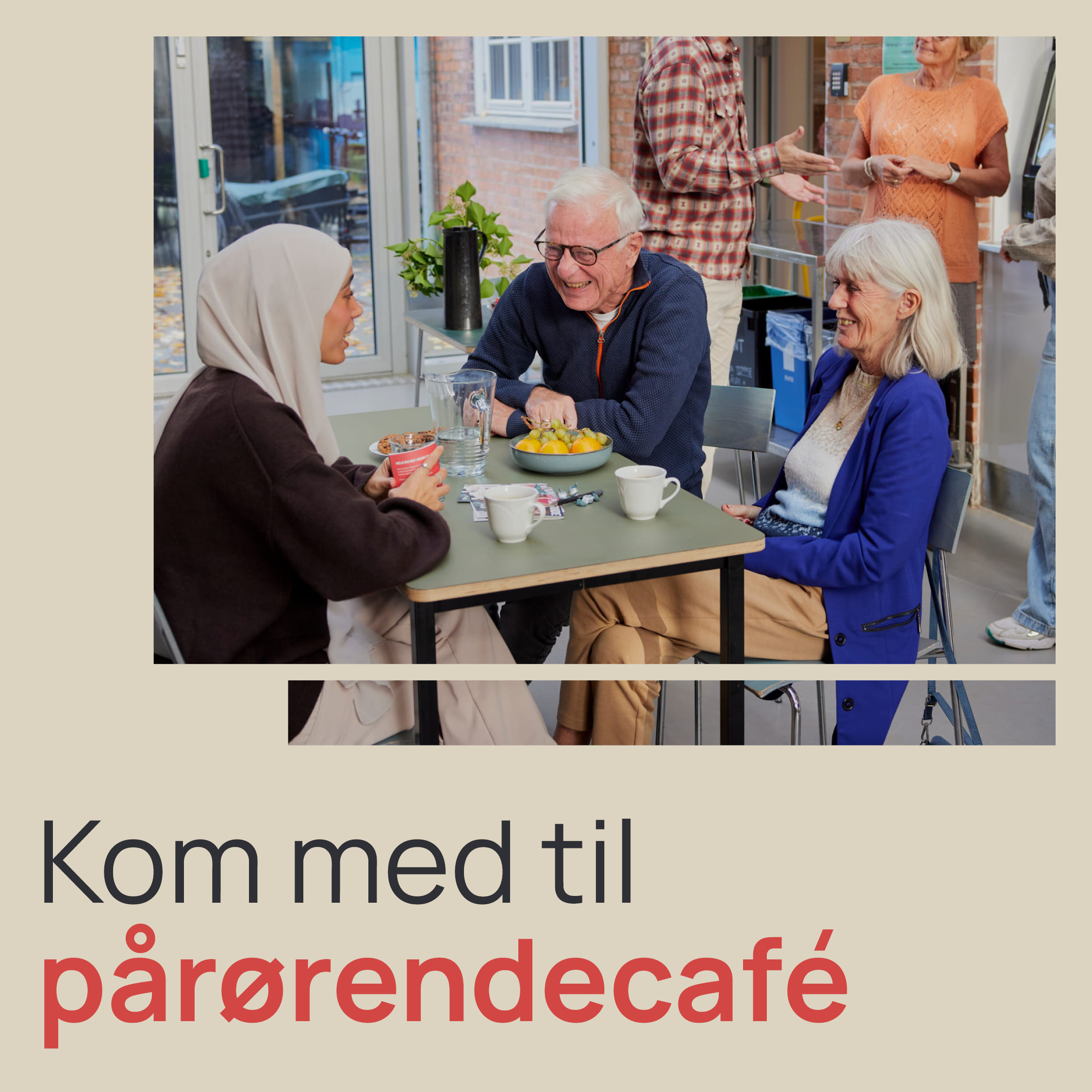 Tre ældre personer sidder ved et bord i en café og samtaler, mens andre mennesker står i baggrunden. Teksten siger: "Kom med til pårørendecafé".