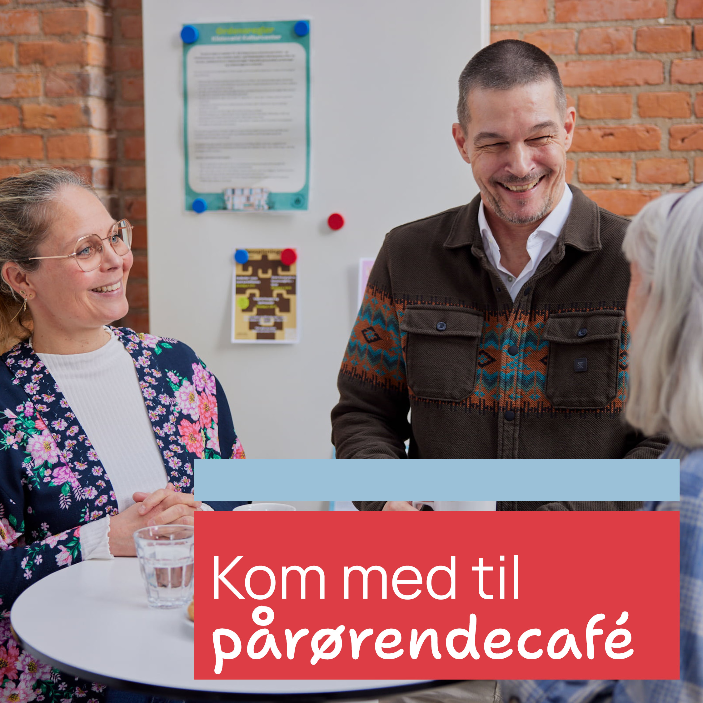 Tre personer står og snakker sammen ved et bord på en café, med tekst: "Kom med til pårørendecafé".