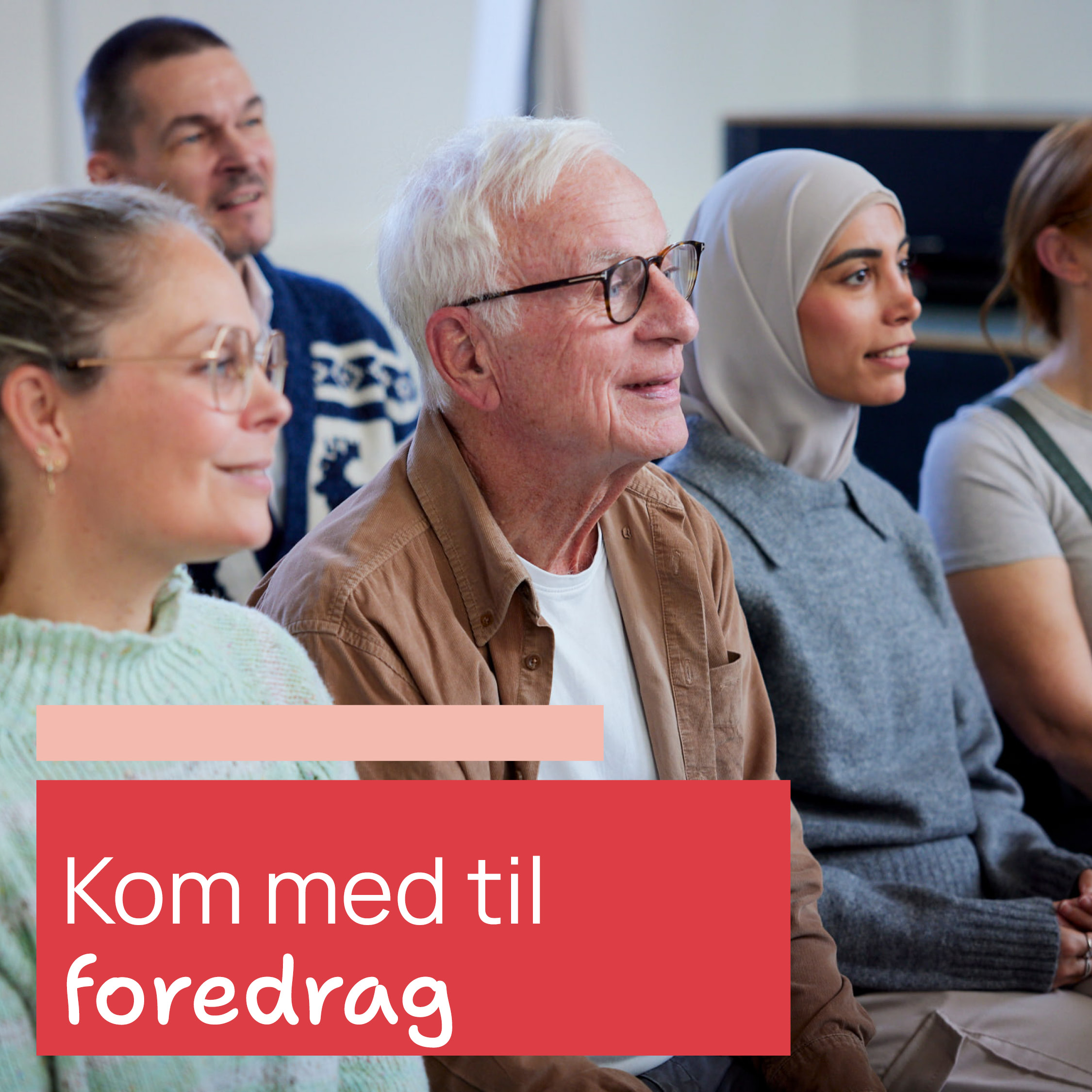 Flere personer sidder sammen og lytter opmærksomt. I forgrunden står teksten "Kom med til foredrag".