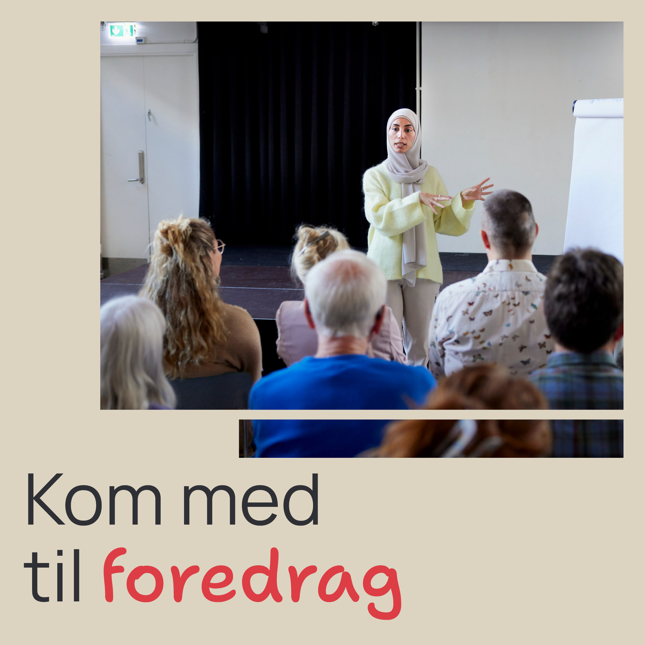kvinde holder et foredrag foran et siddende publikum, mens hun gestikulerer foran en tavle. Teksten siger: "Kom med til foredrag."
