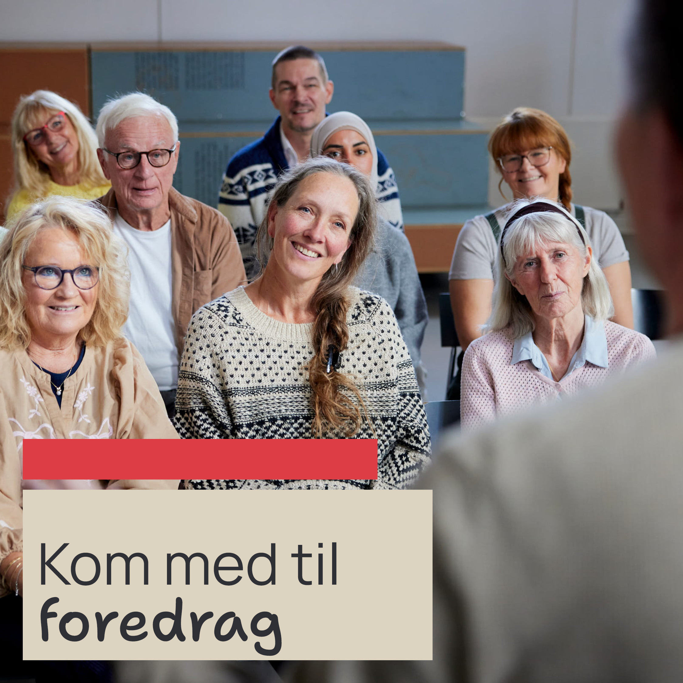 gruppe voksne lytter opmærksomt til en taler i et lyst lokale, med teksten "Kom med til foredrag" i forgrunden.