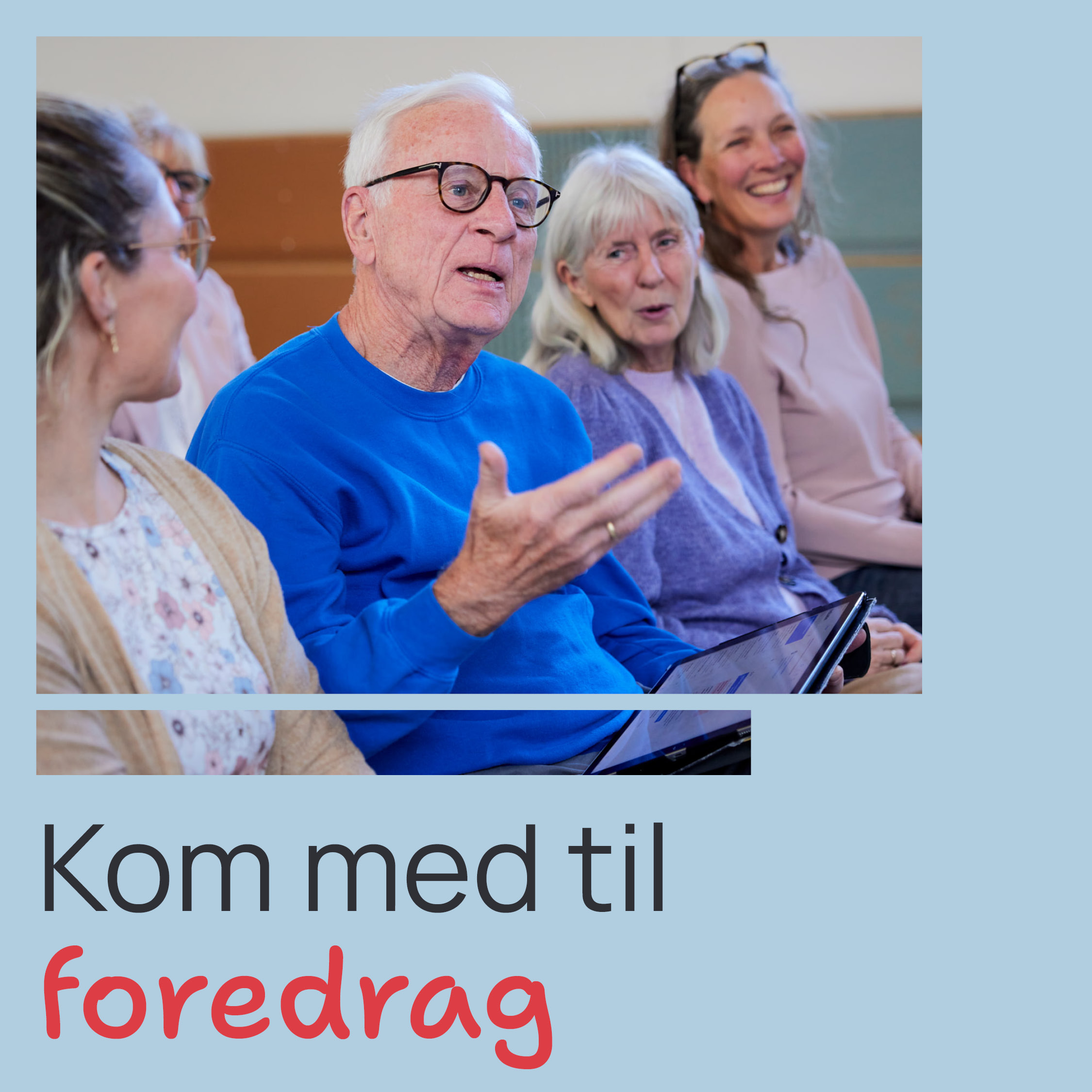 Ældre mennesker sidder i et lokale, en mand i blå trøje taler engageret. Teksten siger: "Kom med til foredrag".