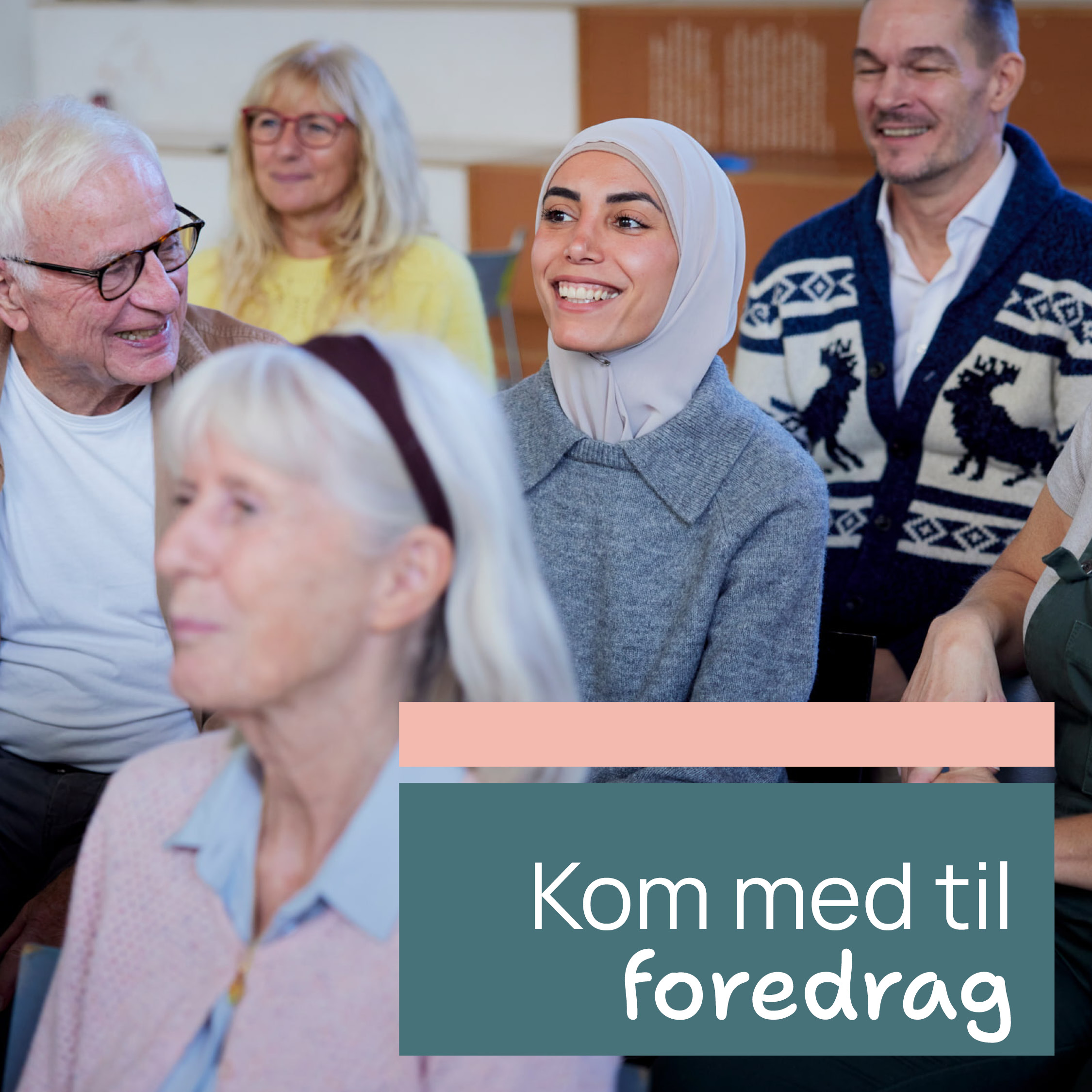 gruppe smilende voksne sidder sammen til et arrangement. Tekstfelt på billedet siger: "Kom med til foredrag".