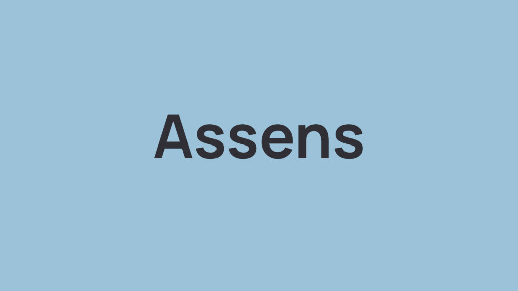 Sort tekst "Assens" i mørke bogstaver på en lyseblå baggrund.