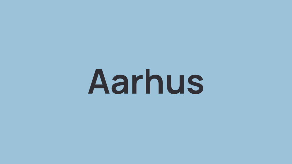 Sort tekst "Aarhus" på en lyseblå baggrund.