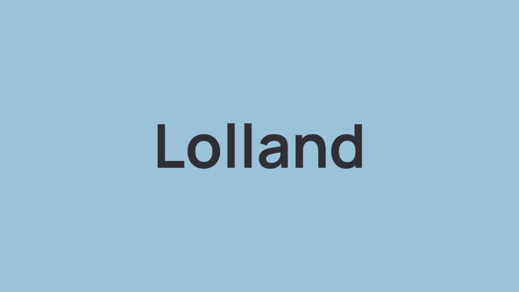Sort tekst “Lolland” med sort skrifttype på en lyseblå baggrund.