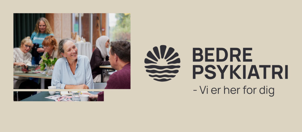 personer sidder og snakker over kaffe, mens et logo og teksten "Bedre Psykiatri" vises til højre på en beige baggrund.