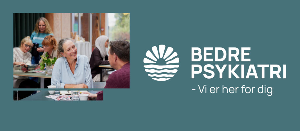 personer sidder ved et bord og taler, mens andre arbejder i baggrunden. Til højre ses et logo og teksten "Bedre Psykiatri - Viden".