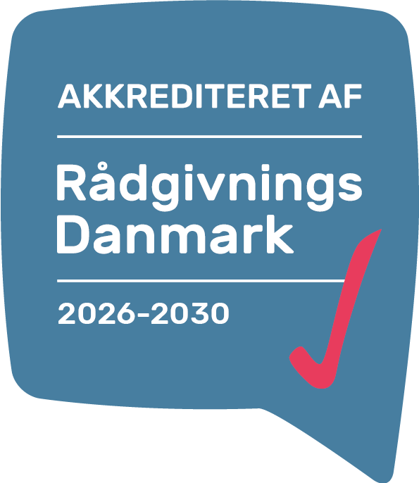 Blåt logo med teksten "Akkrediteret af Rådgivnings Danmark 2026-2030" og et rødt flueben.